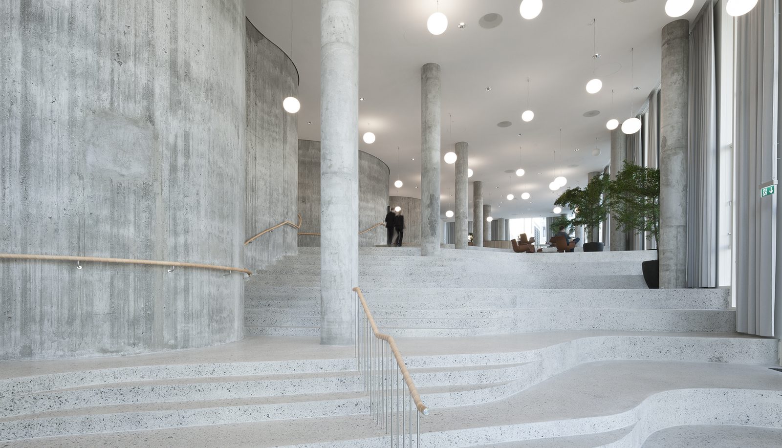 Betonggolv och trappa i en ljus, öppen miljö